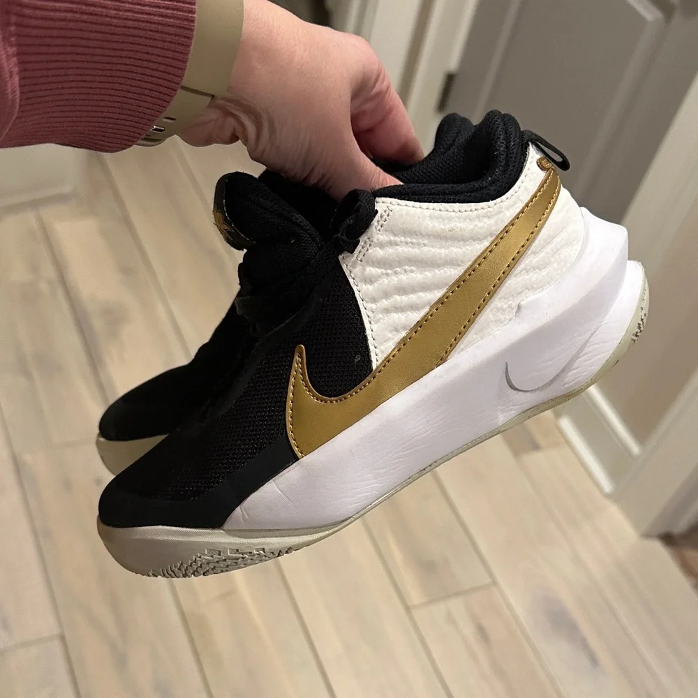 Nike Team Hustle D 10 Gs Black Metallic Gold White